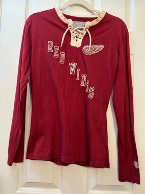 🦋 Women's  'Red Wings' old time hockey Lace-Up Tee newbury addition  size large